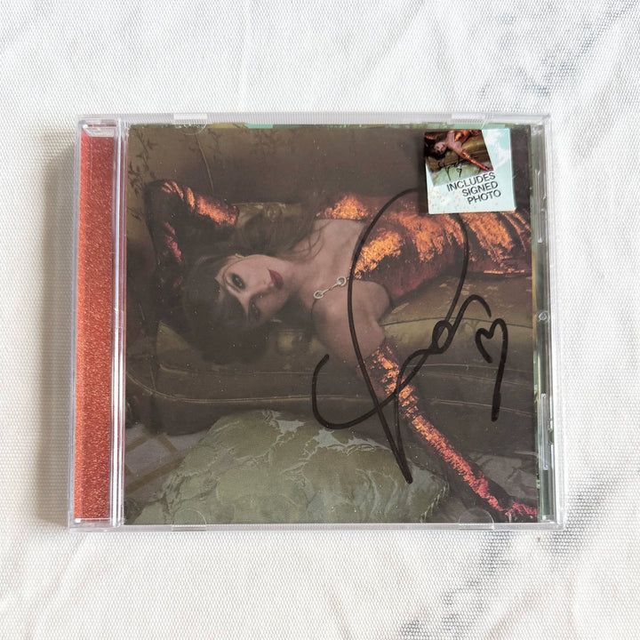 Taylor Swift – The Life of a Showgirl – CD with Signed Photo & Heart