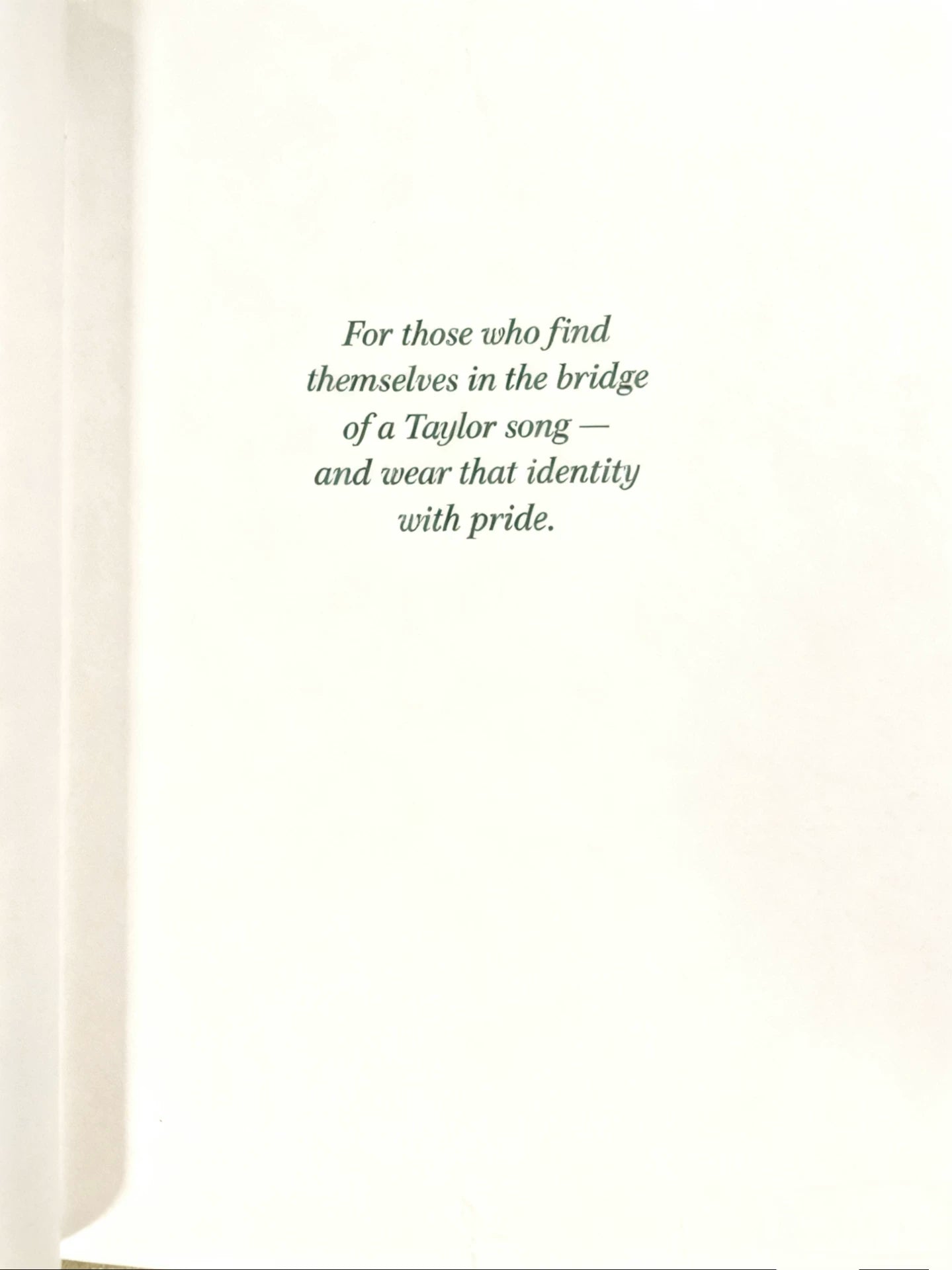 Taylor Swift Style: Fashion Through the Eras – Sarah Chapelle Hardcover – photo 3