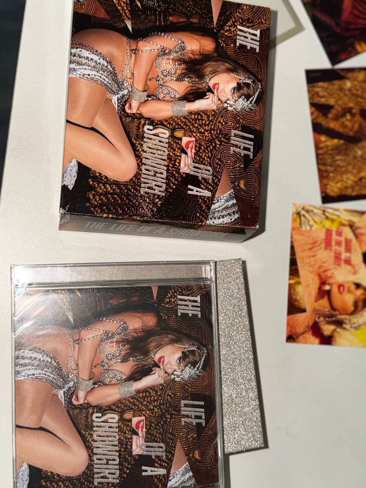 Taylor Swift – The Life of a Showgirl, Silver Deluxe CD Box with Bracelet – photo 2