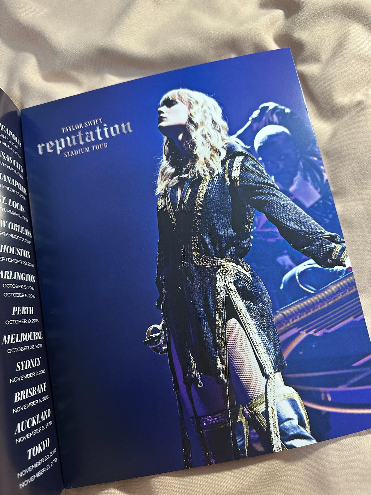 Taylor Swift – reputation Stadium Tour Book – photo 6