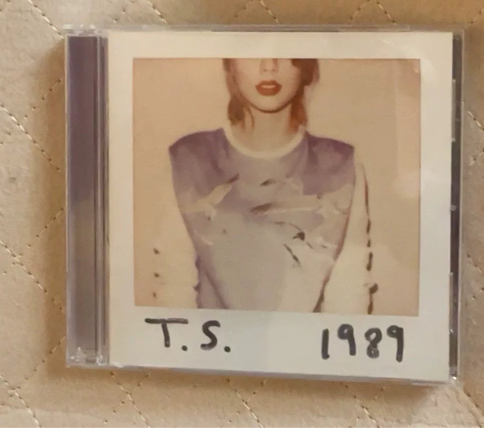 Taylor Swift 1989 Japanese Edition CD - Disc and Booklet