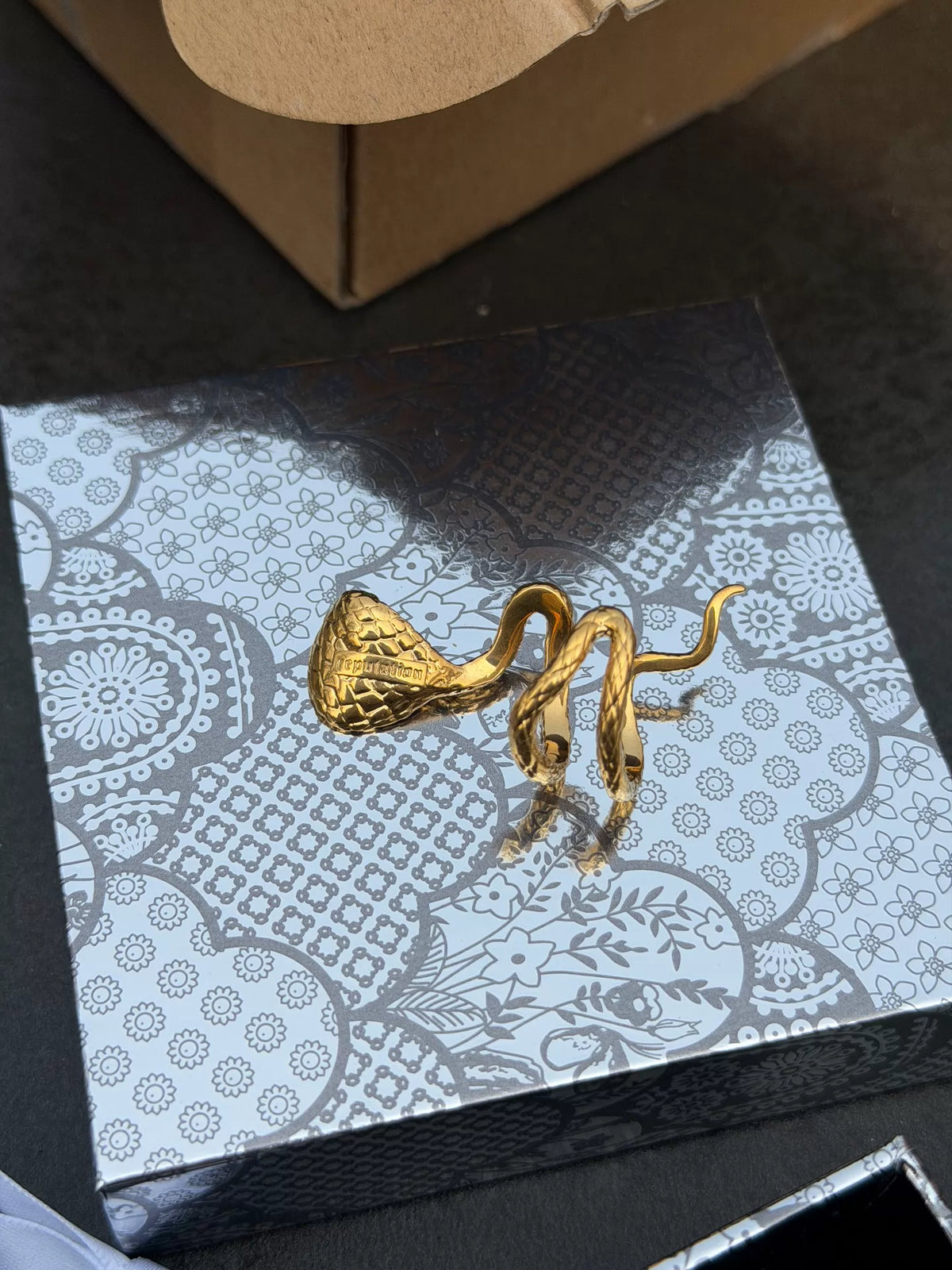Taylor Swift – Reputation Green-Eyed Snake Ear Cuff — product detail 4