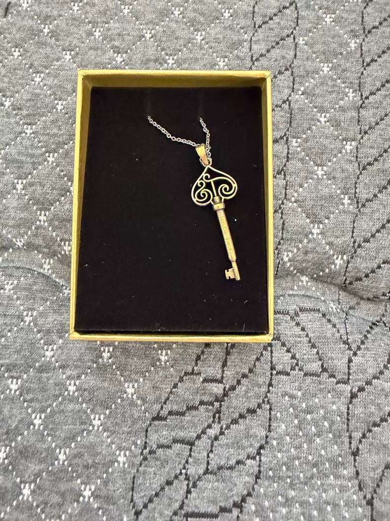 Taylor Swift Fearless necklace detail