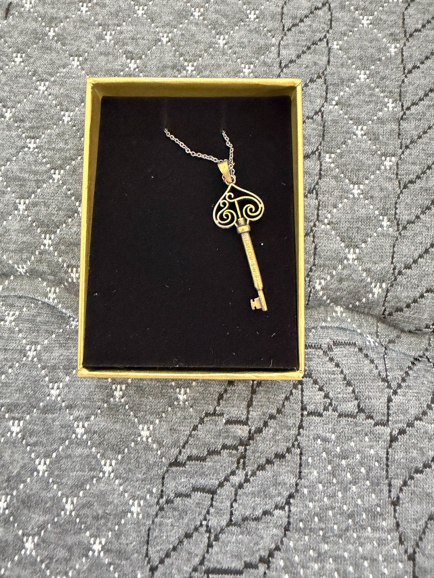 Taylor Swift – Fearless Official Necklace — detail 2