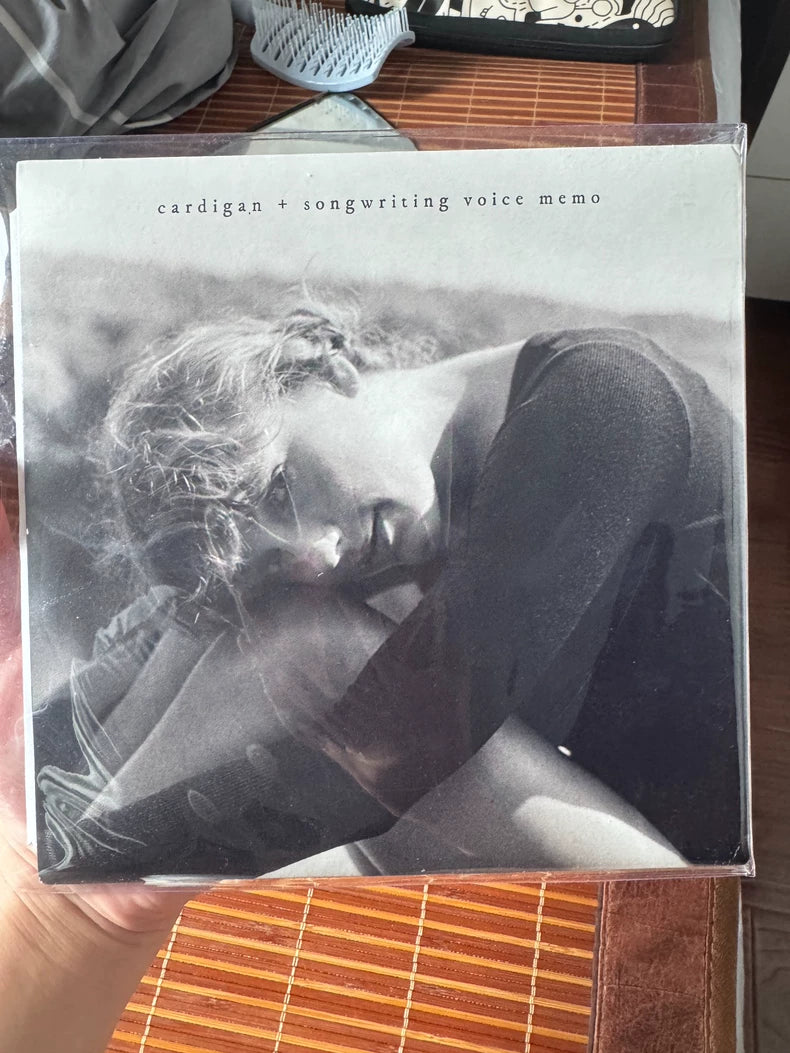 Taylor Swift – cardigan 7-Inch Gold Vinyl Single (Opened) – actual product photo 1