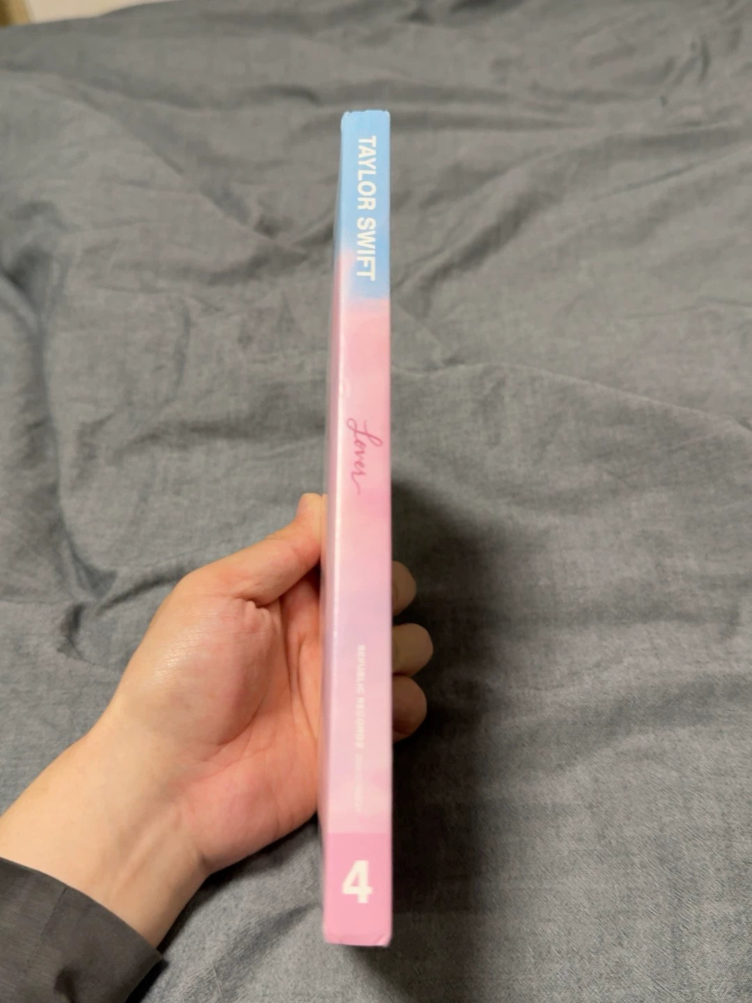 Taylor Swift – Lover US CD with Exclusive Large Sticker — product detail 3