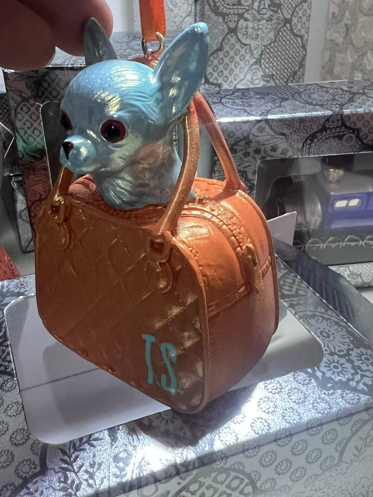 Taylor Swift – Toy Chihuahua Barking at Me from a Tiny Purse Ornament – photo 5