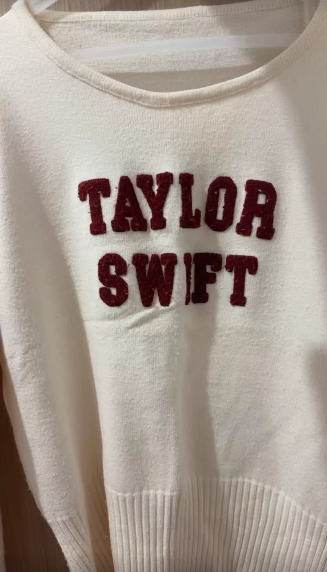 Taylor Swift – Cream Logo Knit Sweater, M – actual item photograph 3