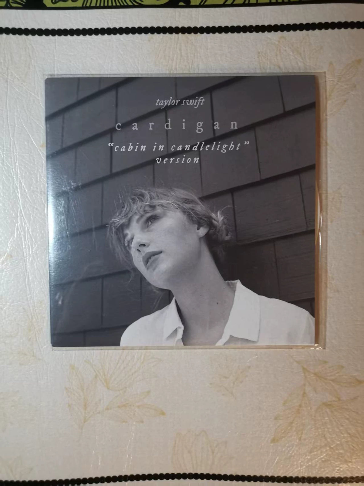 Taylor Swift – Cardigan – Cream 7-Inch Vinyl – photograph 1