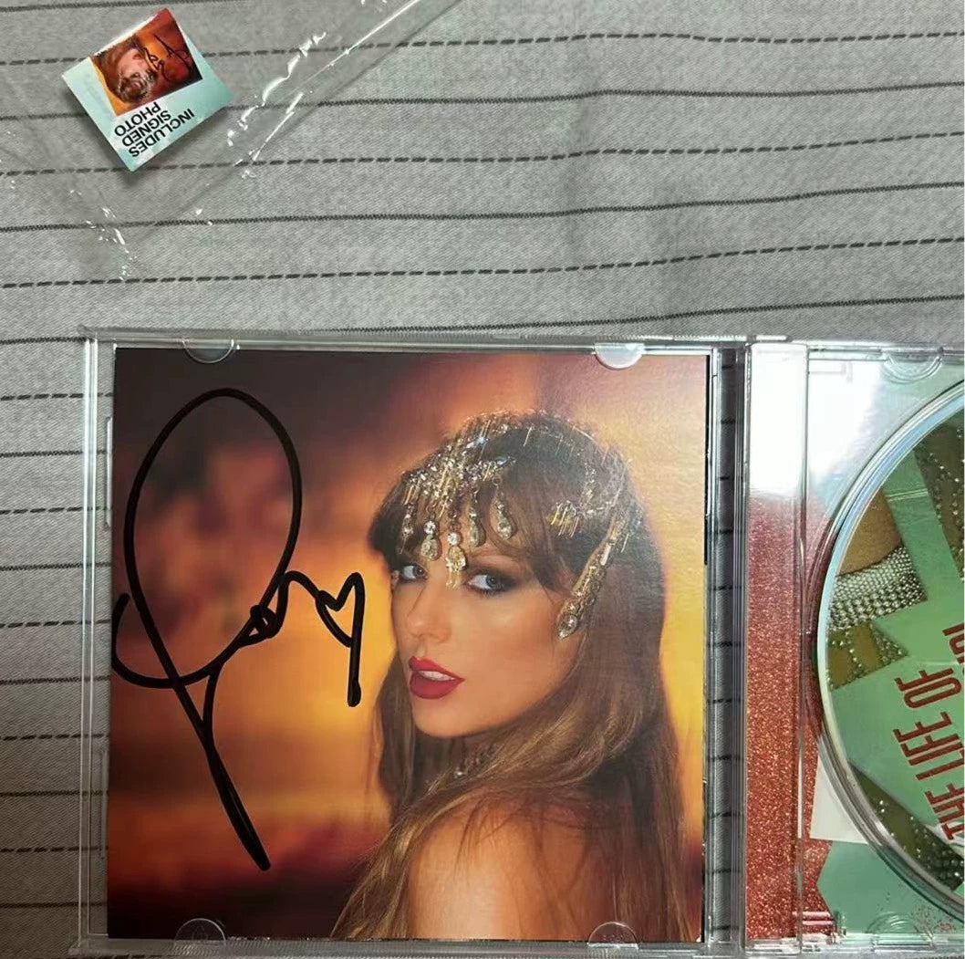 Taylor Swift – The Life of a Showgirl, Seller-Listed Signed CD Version 1 – photo 1
