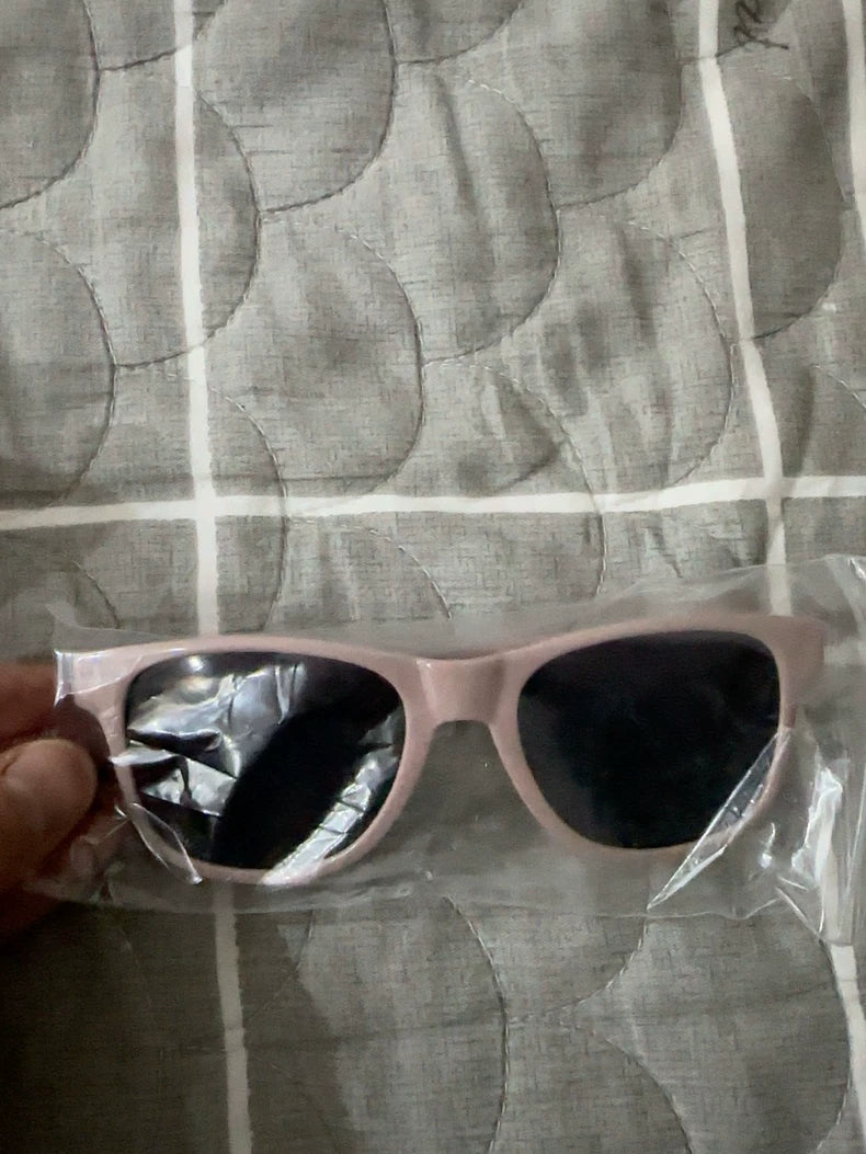 Taylor Swift – Welcome to New York Sunglasses with Case – actual product photo 5