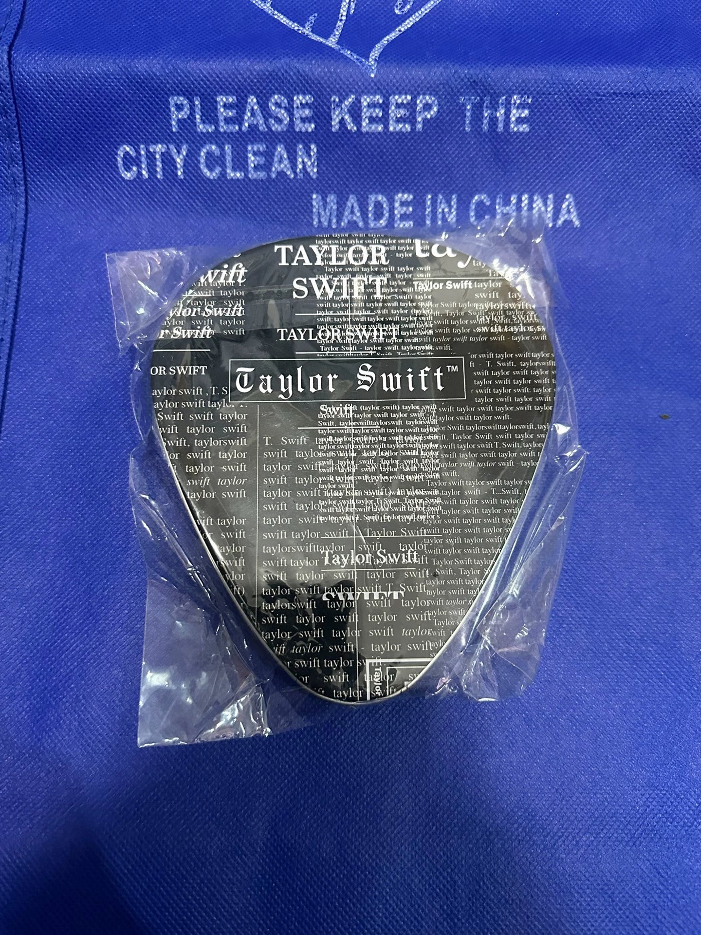 Taylor Swift – Reputation Guitar Pick Coaster Set — product detail 3