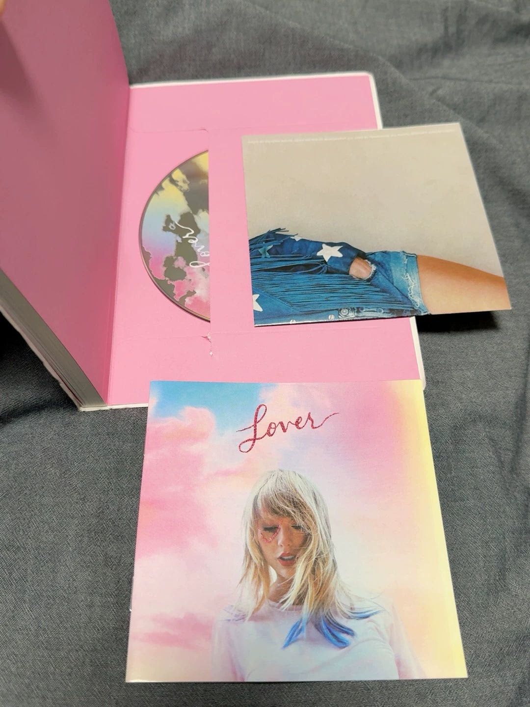 Taylor Swift – Lover US CD with Exclusive Large Sticker — product detail 7