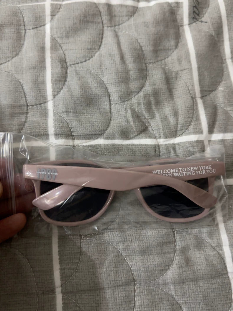 Taylor Swift – Welcome to New York Sunglasses with Case – actual product photo 6