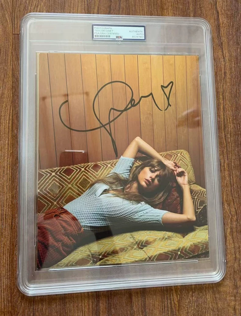 Taylor Swift Signed Photograph – PSA Encapsulated, 25 × 20 cm