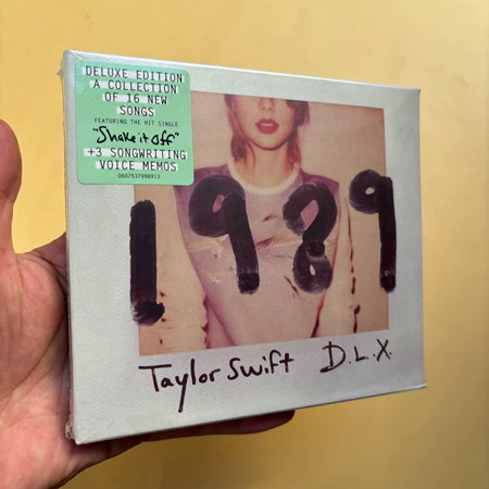 Taylor Swift 1989 deluxe CD with 13 Polaroid photo cards