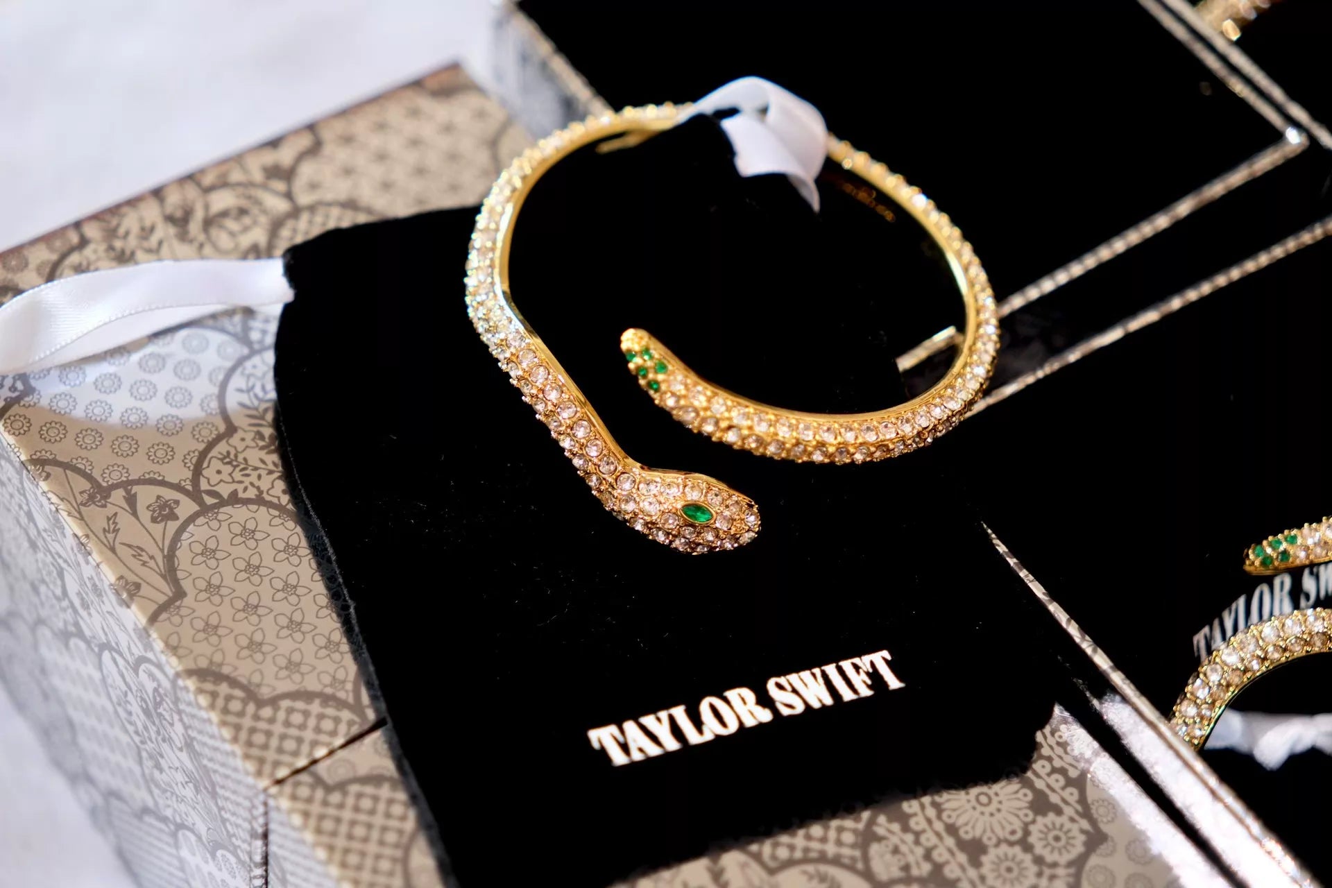 Taylor Swift – Reputation Snake Bracelet – Official Merchandise — product detail 2