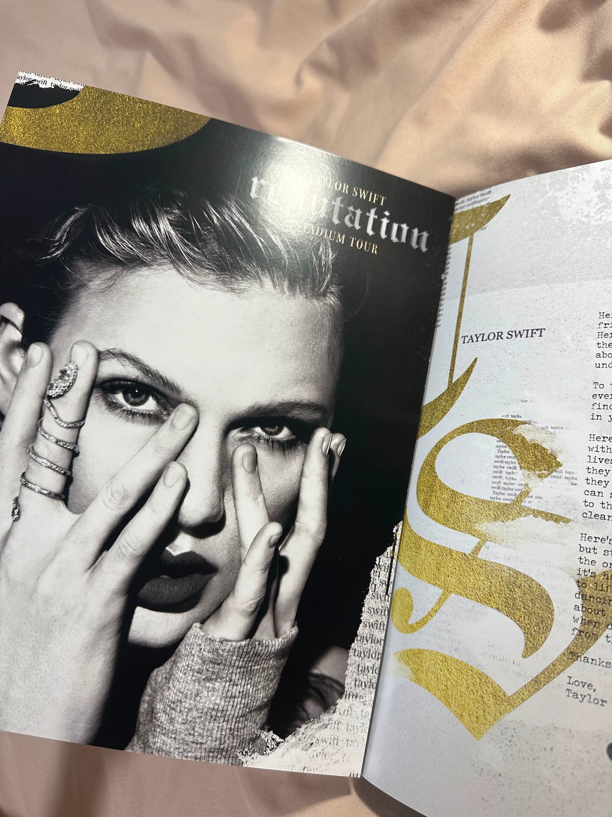 Taylor Swift – reputation Stadium Tour Book – photo 3