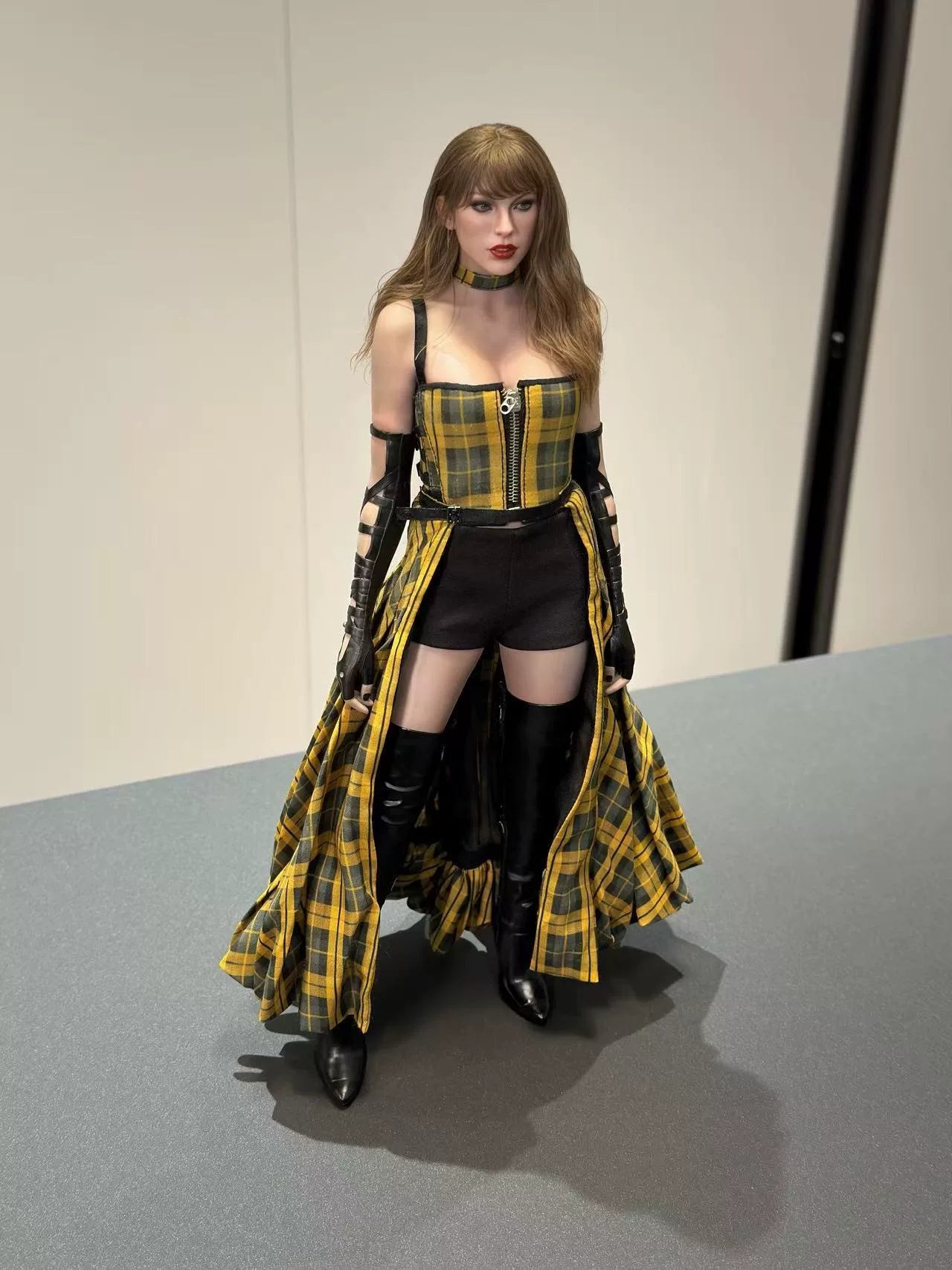 Taylor Swift – 1/6 Scale Figure & VMAs Outfit