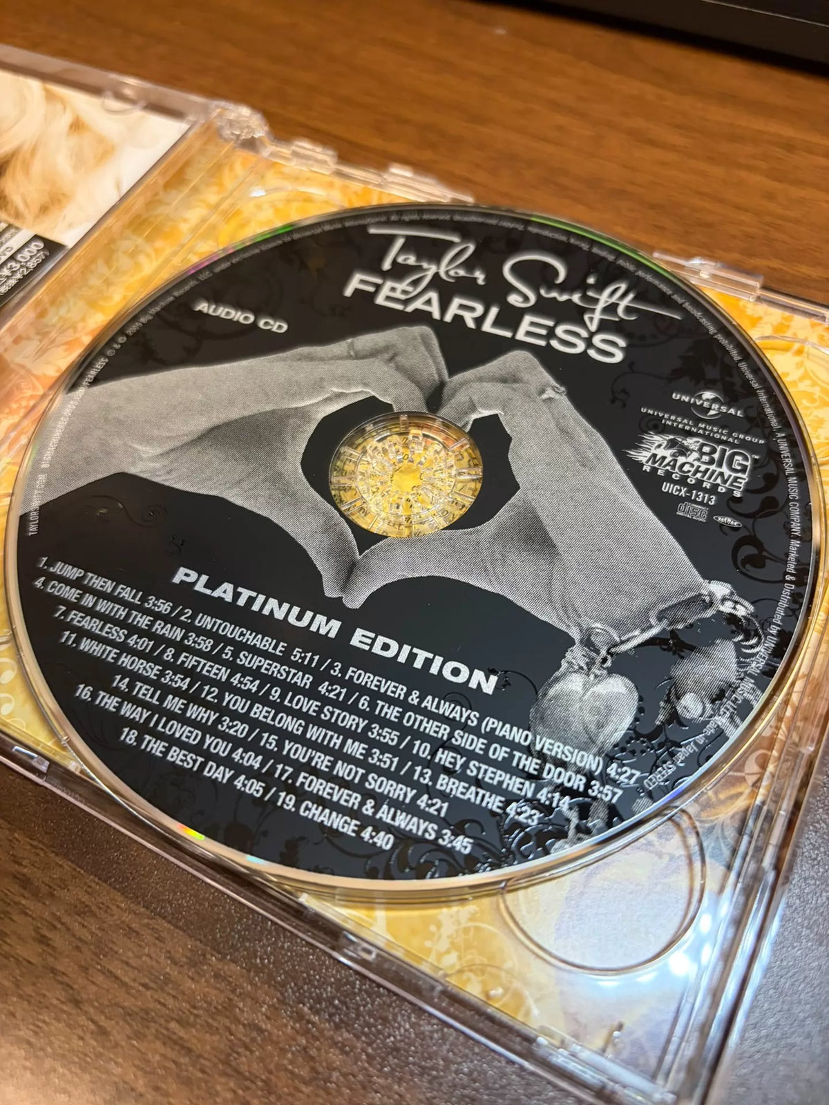 Taylor Swift – Fearless Platinum Edition, Japanese CD + DVD – actual item photograph 4