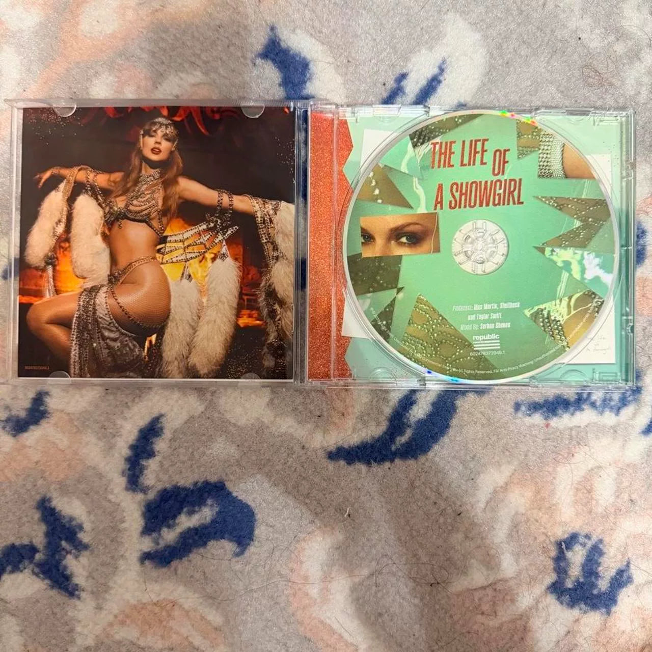 Taylor Swift – The Life of a Showgirl Signed CD (Version 4)