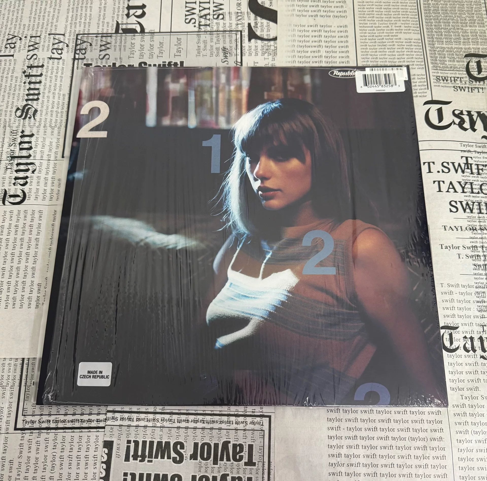 Taylor Swift – Midnights Moonstone Blue Signed Vinyl with Heart