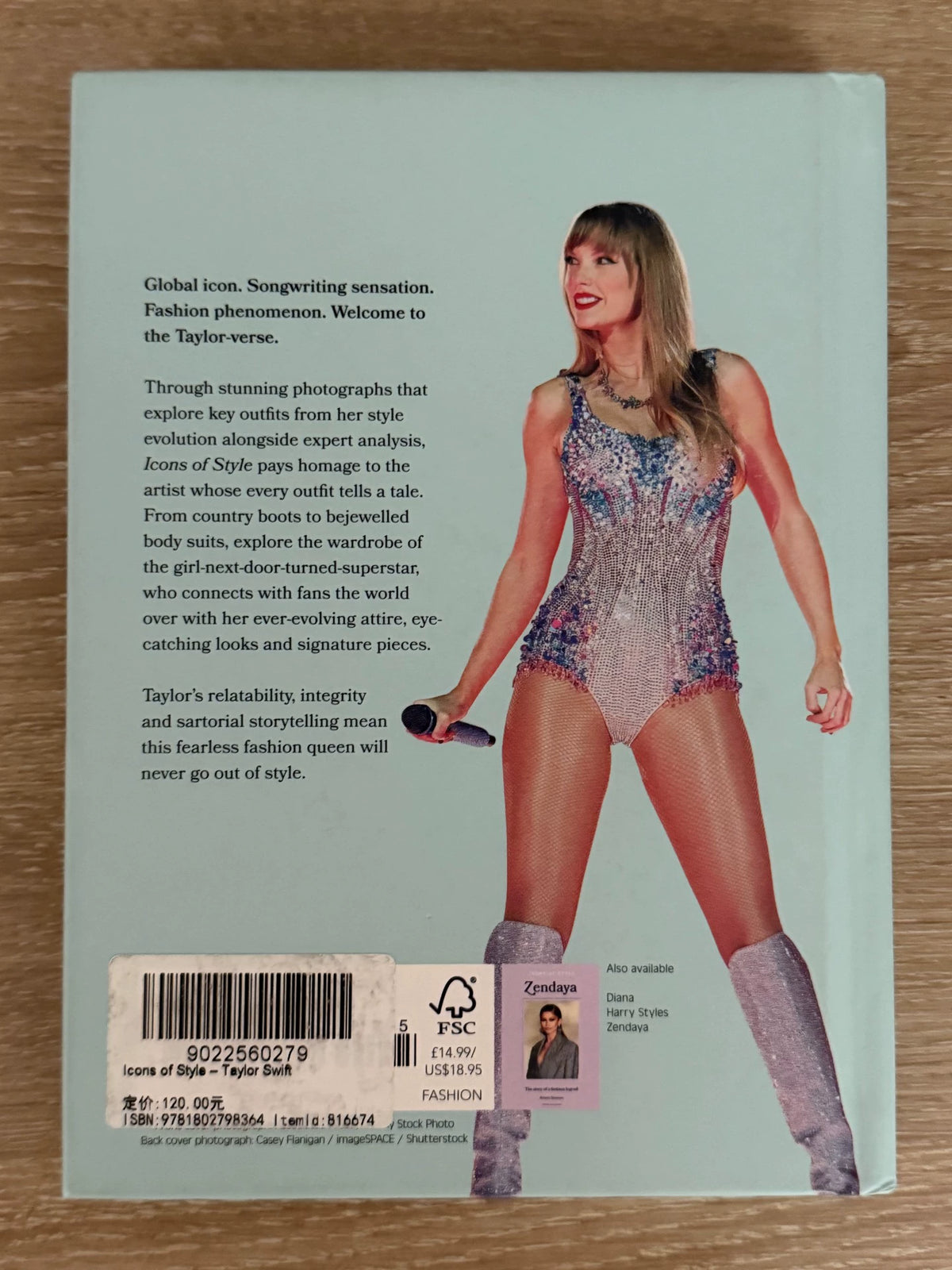 Taylor Swift – Icons of Style, English Hardcover Book – actual item photograph