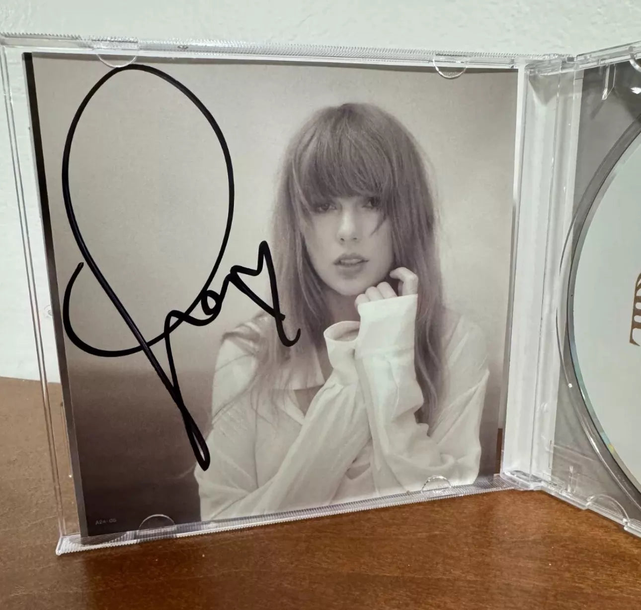 Taylor Swift – The Tortured Poets Department – Signed CD with Heart — front view
