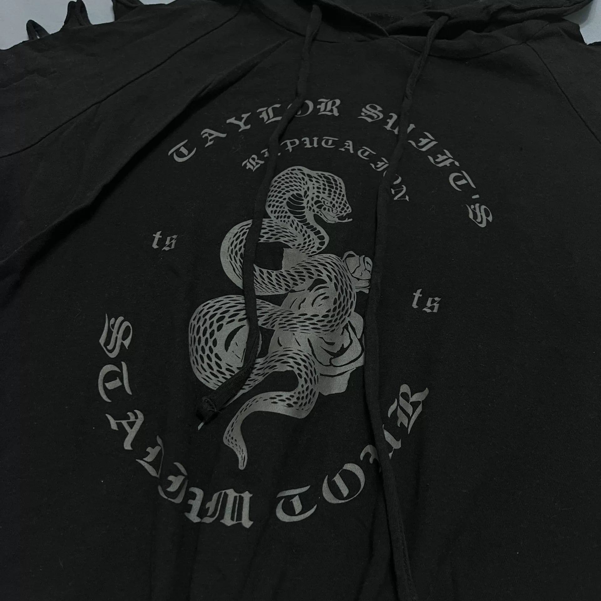 Taylor Swift — reputation Official Hooded Long-Sleeve Top — Pre-Owned — photo 4