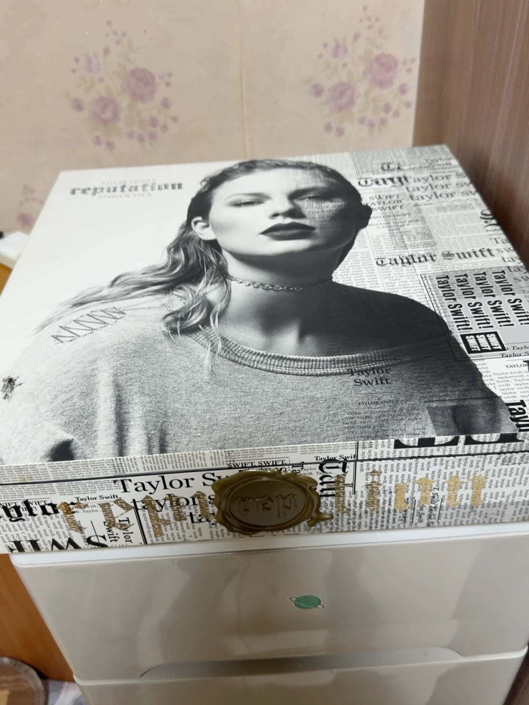 Taylor Swift - Reputation Tour Collectors Box (Incomplete)