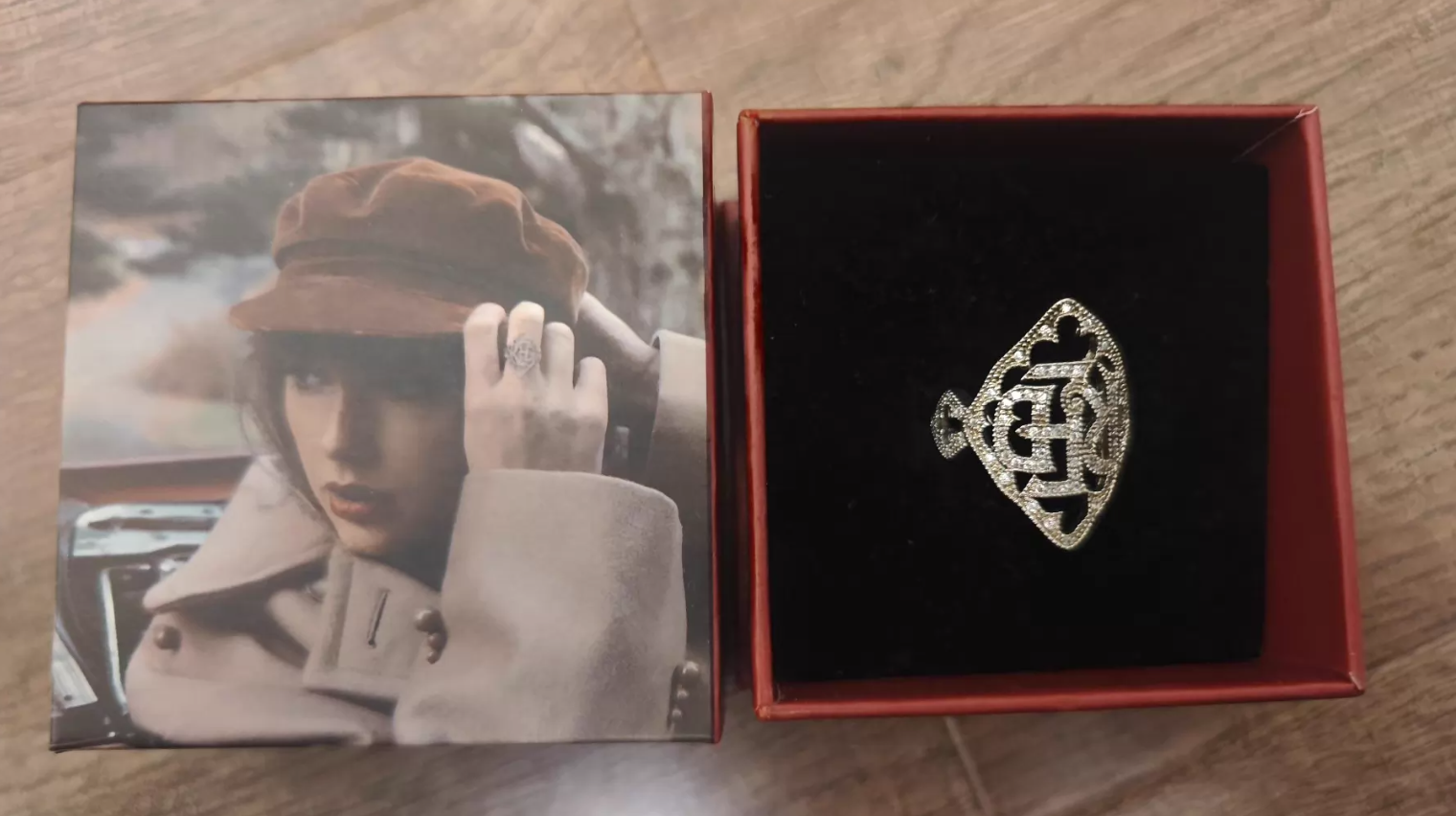 Taylor Swift – Red Album Ring Merchandise Like New