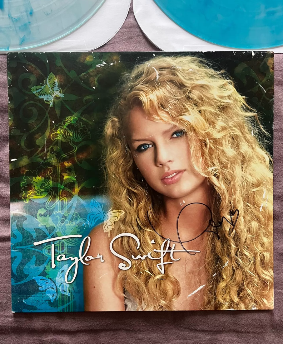 Taylor Swift – Debut RSD Signed Bundle + Poster + Red Autograph Sleeve