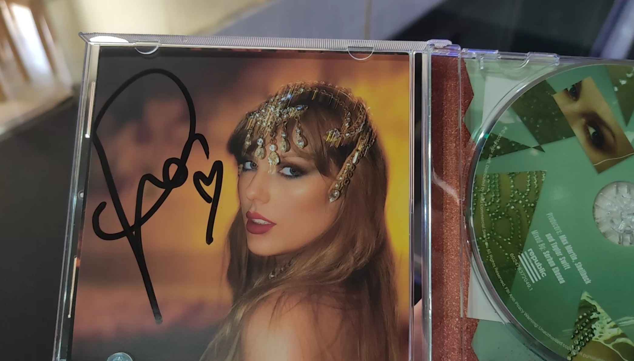 taylorswiftThe life of a showgirlサイン入りCD 1X CD TAYLOR SWIFT - THE LIFE OF A SHOWGIRL (SIGNED) l CARD