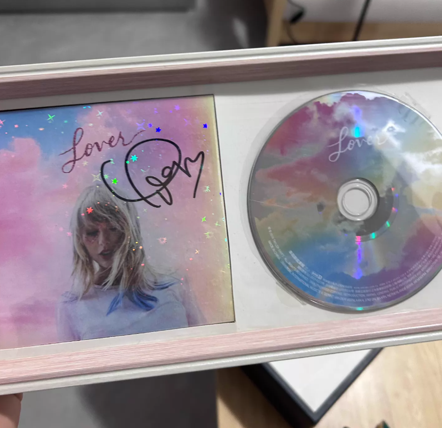 Taylor Swift Lover – URVC