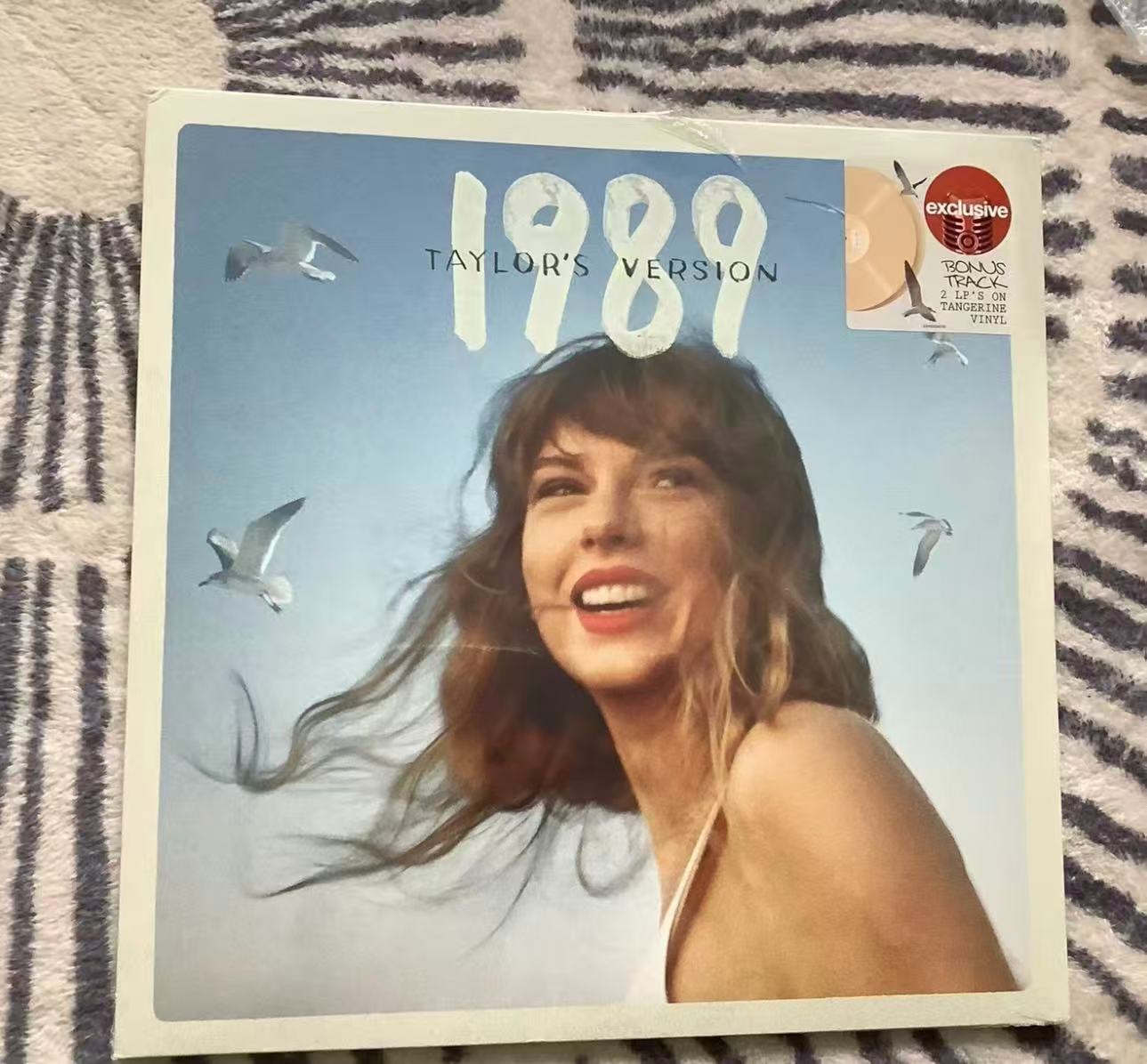 Taylor Swift – 1989 (Taylor’s Version) | LP Vinyl (Orange / Black) – With Defects