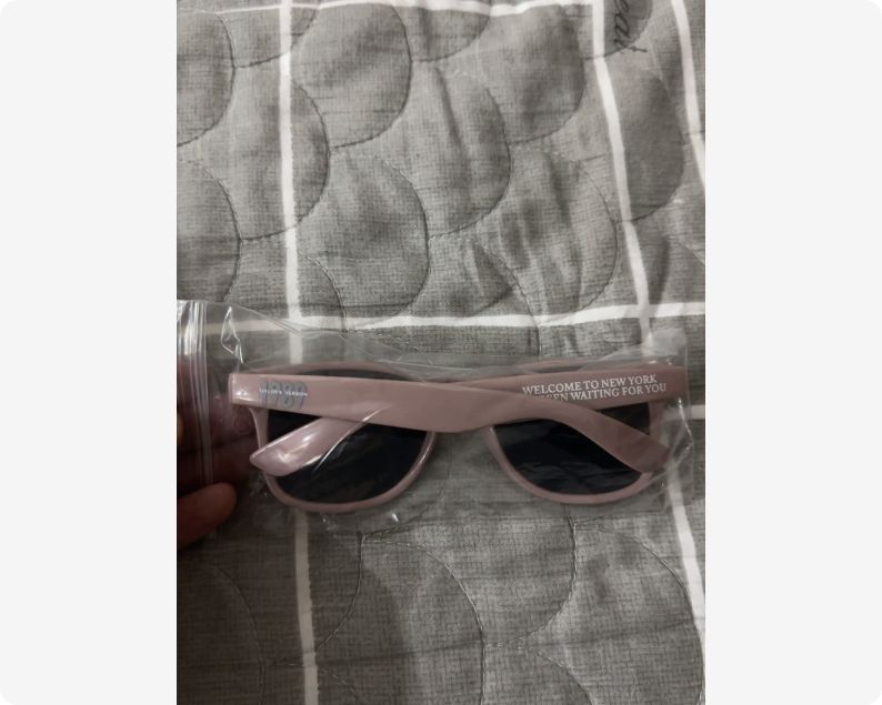 Taylor Swift – Welcome to New York Official Sunglasses & Case – New
