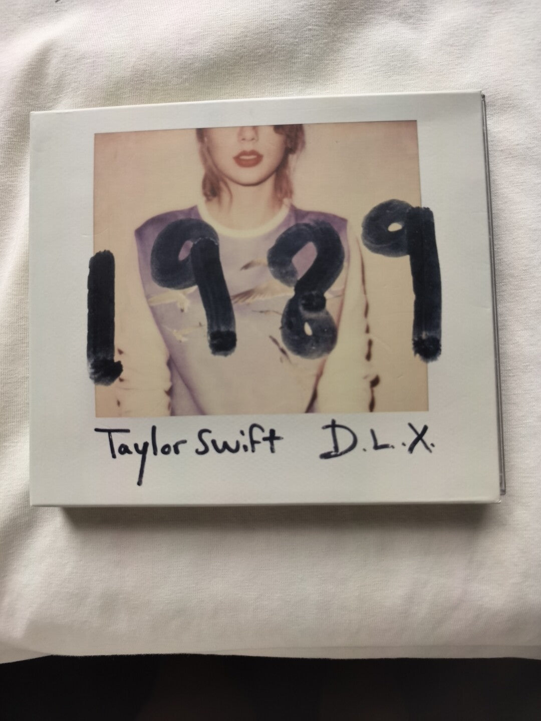 Taylor Swift – 1989 Deluxe CD China Edition with 13 Polaroids (Near Mint)