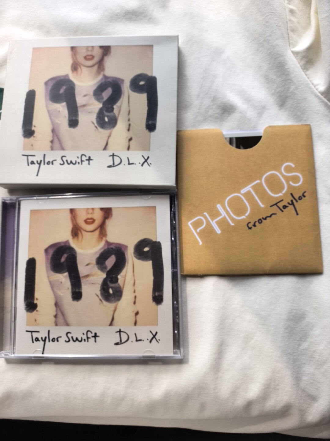 Taylor Swift – 1989 Deluxe CD China Edition with 13 Polaroids (Near Mint)