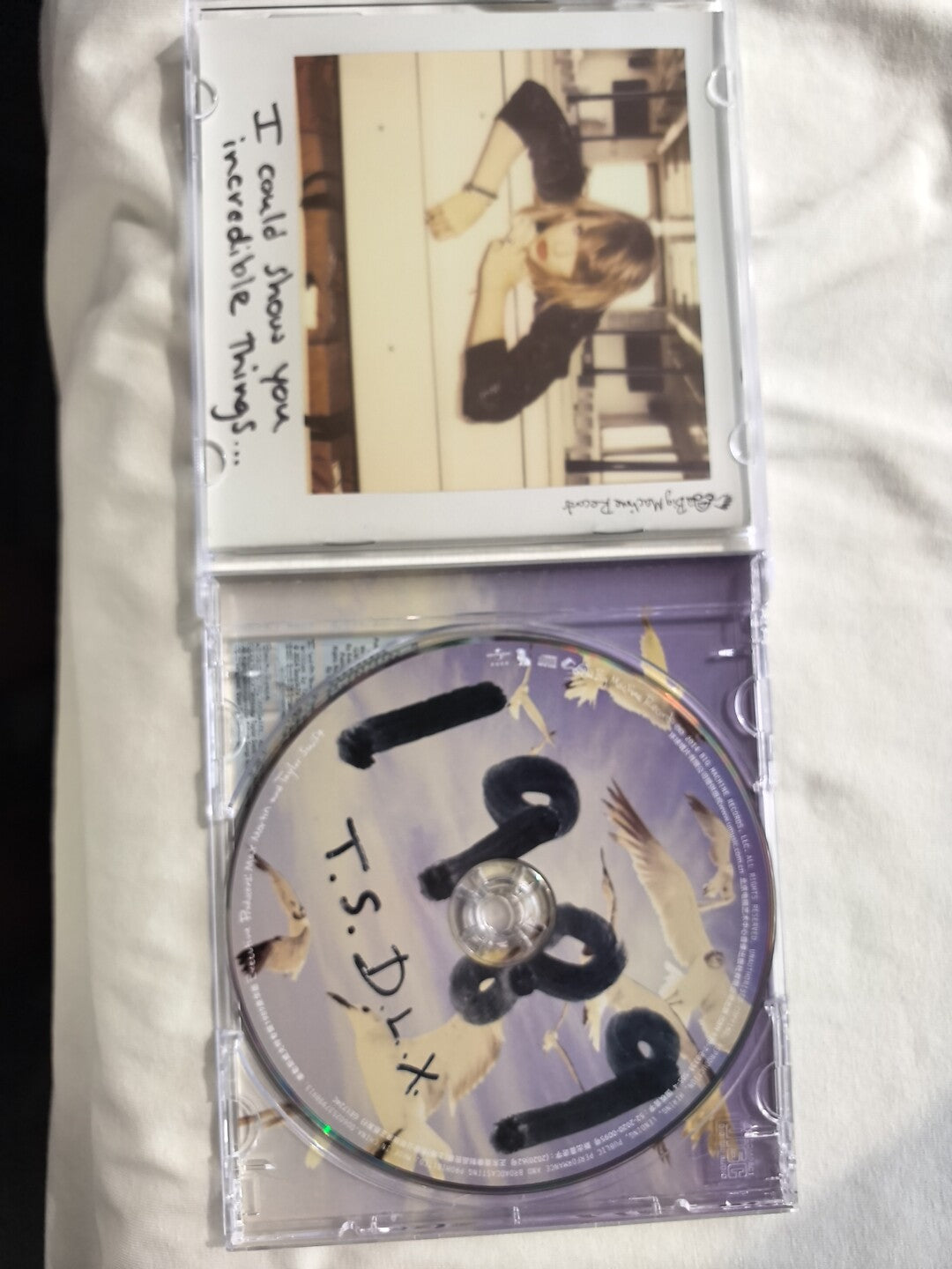 Taylor Swift – 1989 Deluxe CD China Edition with 13 Polaroids (Near Mint)