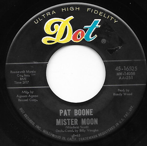 Pat Boone : Love Me (7", Single)